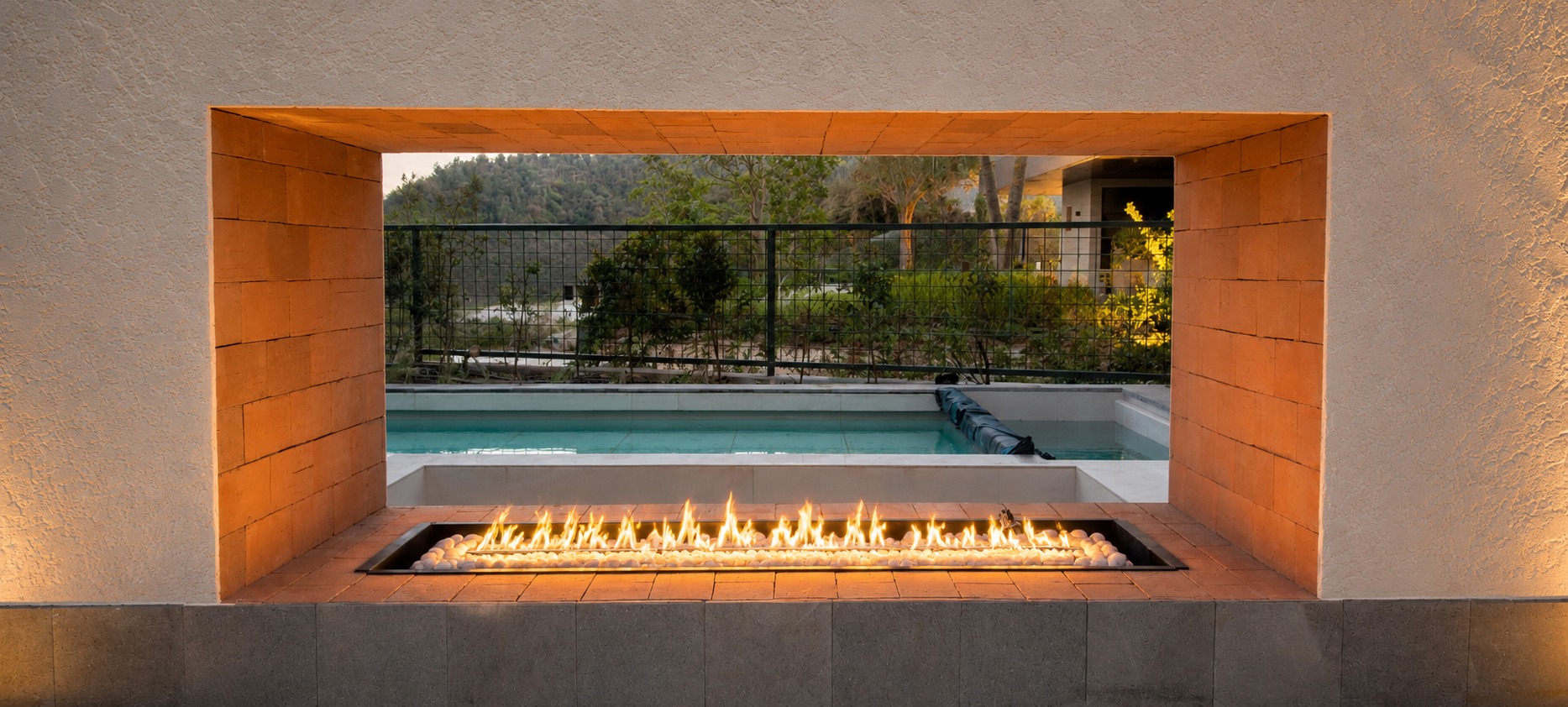 Chimenea de gas Bosca junto a piscina al atardecer